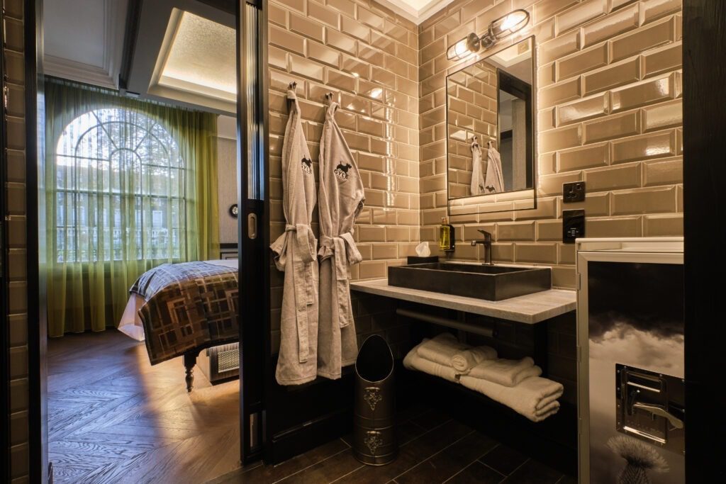 Gyle Jnr Suite Bathroom 1