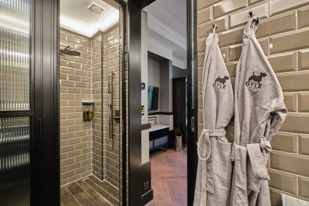 Gyle Jnr Suite Bathroom 2