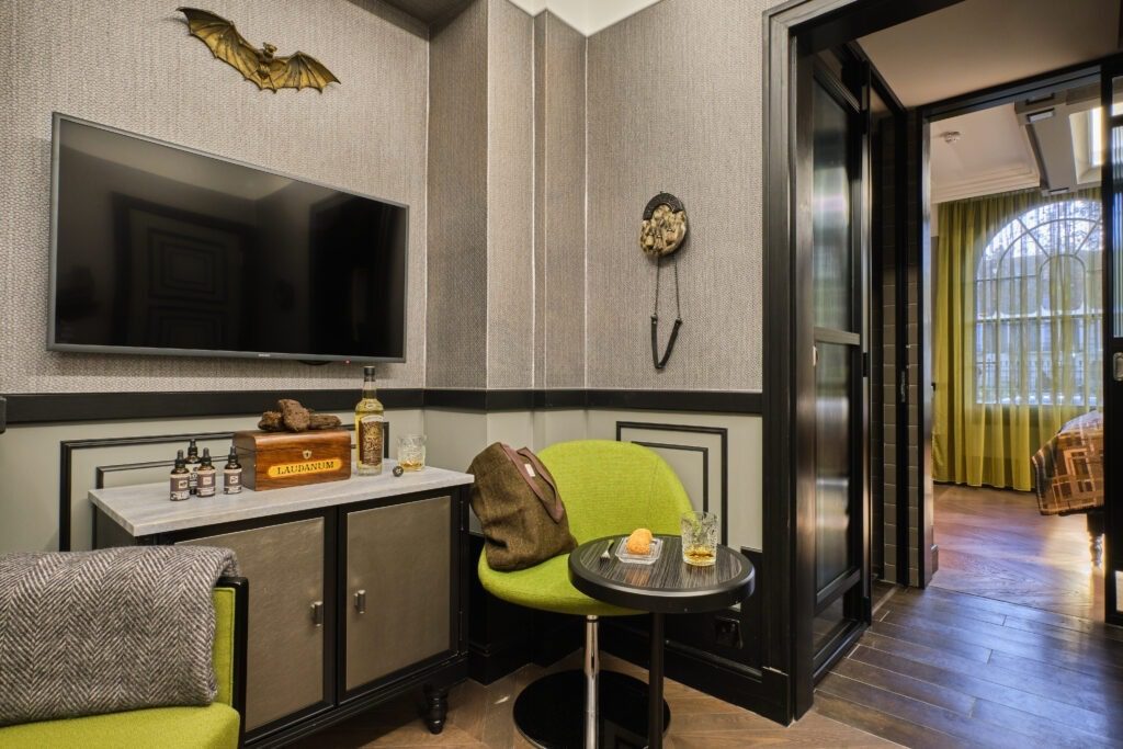 Gyle Jnr Suite Lounge Compass
